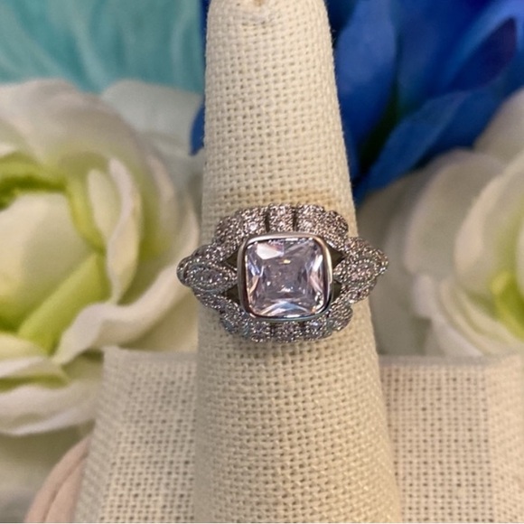 Vintage Lab Created Diamond Gemstone Ring With Beautiful Setting 925 NEW - Picture 2 of 7